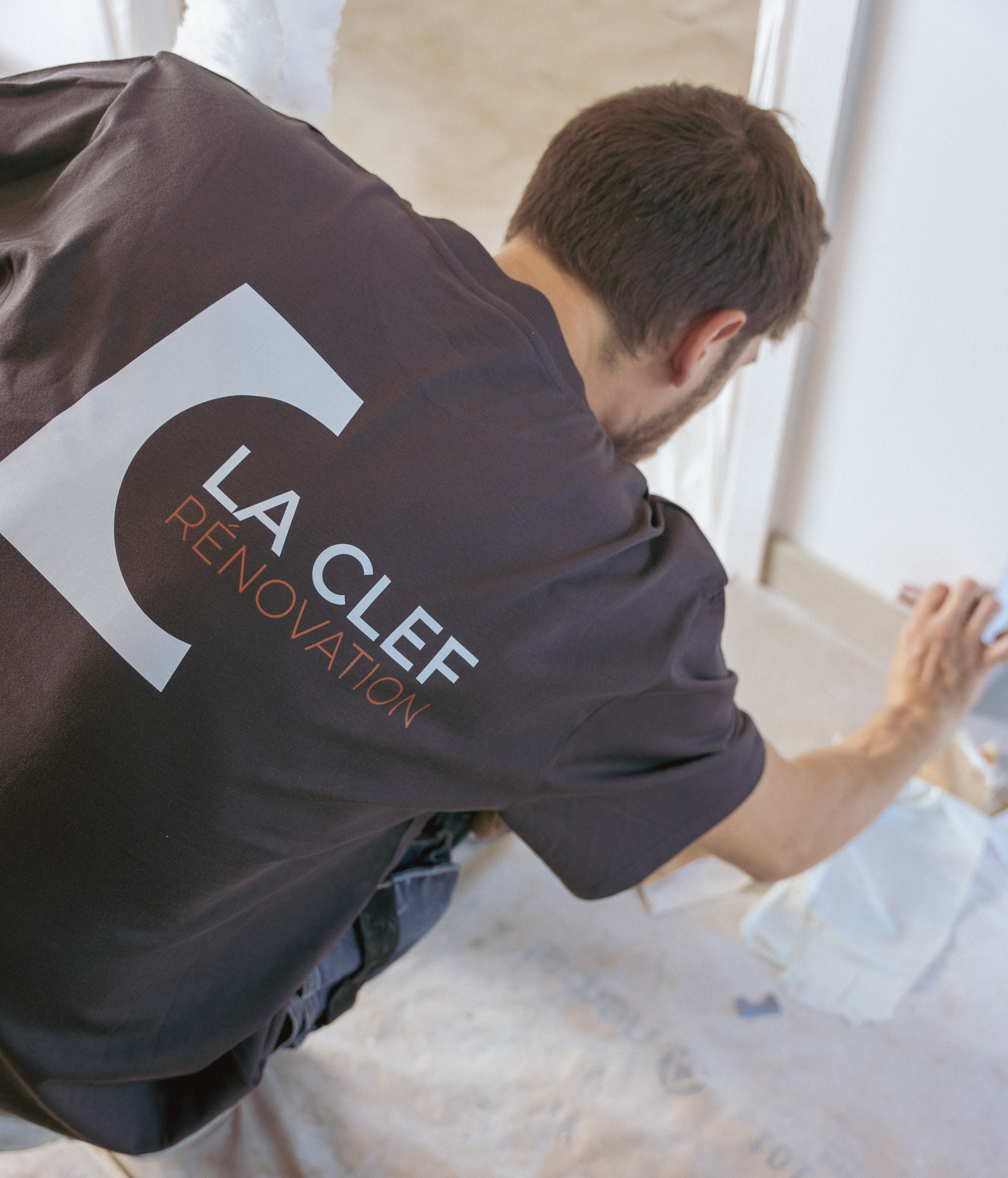 Artisans de La Clef Rénovation appliquant un enduit décoratif sur un chantier dans les Hauts-de-France